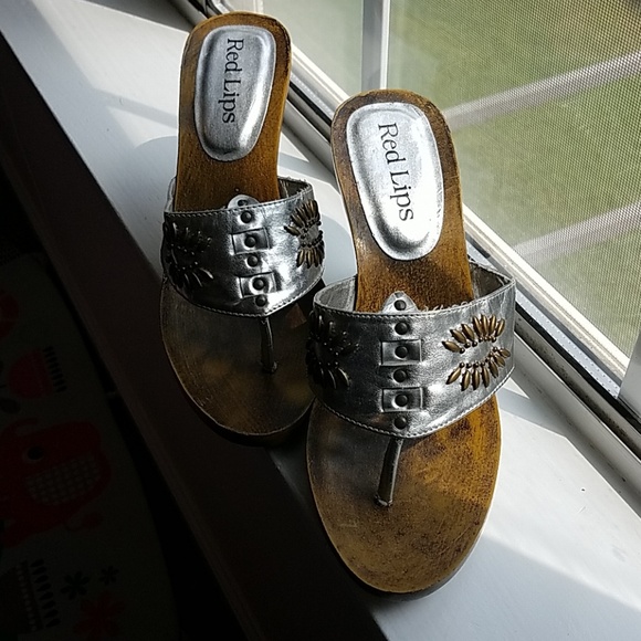 Red Lips Wooden Sandal - Picture 2 of 5